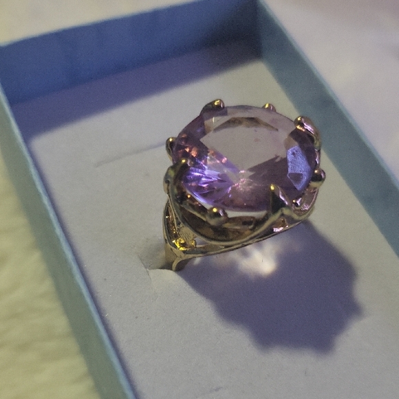 unbranded Jewelry - Elegant Gold and Purple Ring
